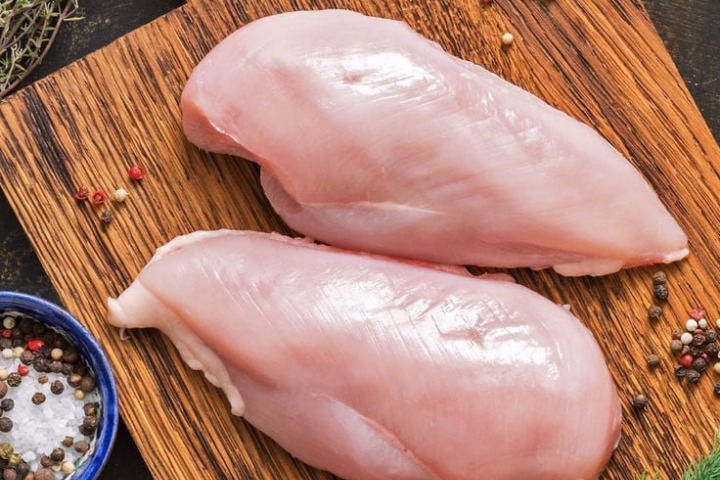 Vidéo. A Abidjan, la nuit, les commerçants ne dorment pas