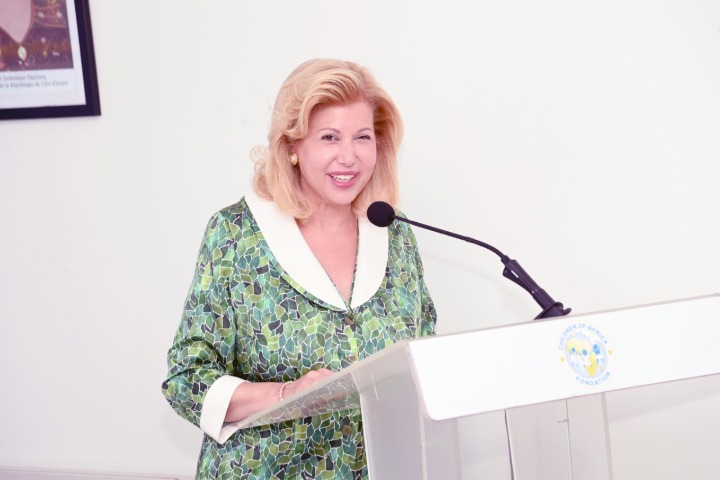 Côte d'Ivoire. Carême : La Première Dame offre des vivres pour aider les familles les plus...