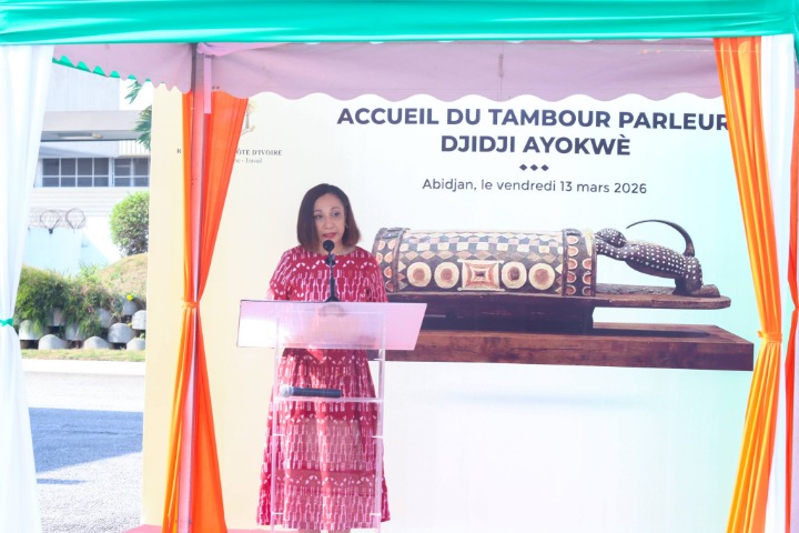 Côte d’Ivoire. Le tambour parleur Djidji Ayôkwé en phase d'acclimatation à Abidjan, après 110...