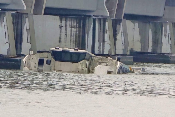 Côte d’Ivoire. Poussé par la pluie, un bateau cogne le pont Houphouët Boigny