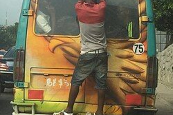 L’ Enquête du jeudi.  Renouvellement des gbakas à Abidjan : la qualité des nouveaux véhicules...