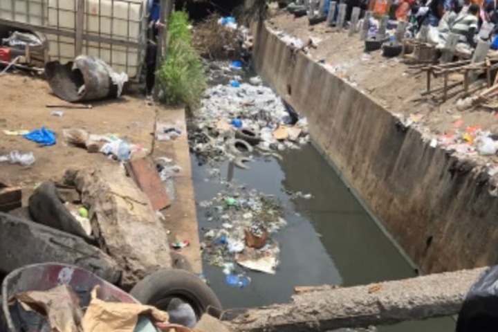 Abidjan, entre rackets policiers et ordures