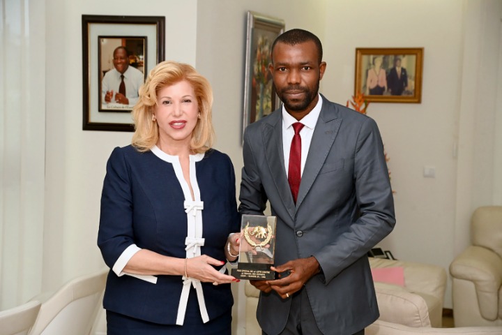 Côte d’Ivoire.  Dominique Ouattara reçoit Elvis Gouza, prix Ebony 2025