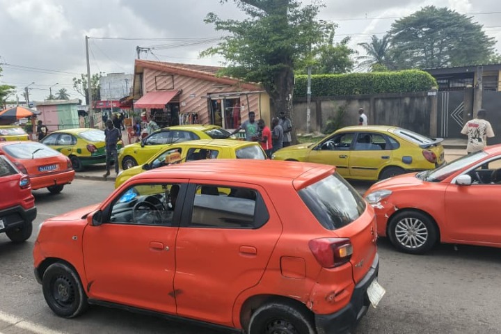 Côte d’Ivoire. Taxis à l’arrêt (Reportage)