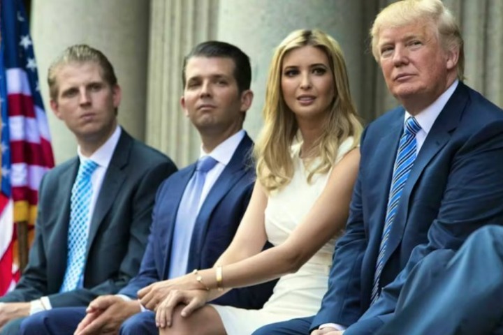  Les critiques pleuvent Depuis son retour à la Maison Blanche, Trump fait exploser sa fortune