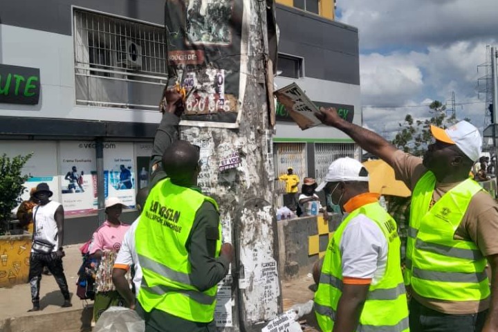 L'enquête du jeudi.  Guerre aux affiches sauvages à Abidjan : (1/2)- « On nettoie le matin ; le...