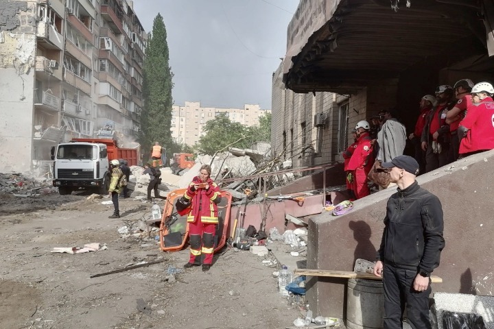 Face aux bombes russes : l’Ukraine pleure ses morts et refuse de plier, quatre ans après