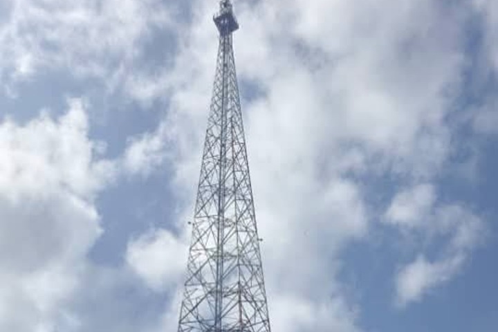 Côte d’Ivoire. Disant craindre pour sa vie, il grimpe sur un pylône de 110 m de haut