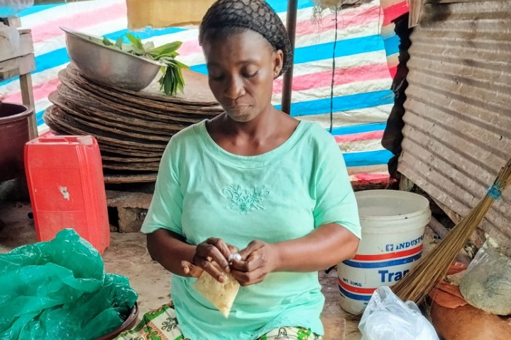 Côte d’Ivoire - Portrait : Yoyo, productrice d’attieké, toujours debout malgré le handicap