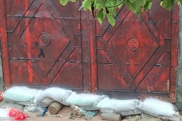 Reportage.  Côte d’Ivoire - Abidjan sous les eaux : des sacs de sable pour protéger les maisons...