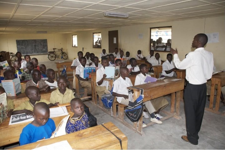 L'enquête du jeudi. Côte d’Ivoire - Cours de vacances à Abidjan (1/2)- Chaque établissement...