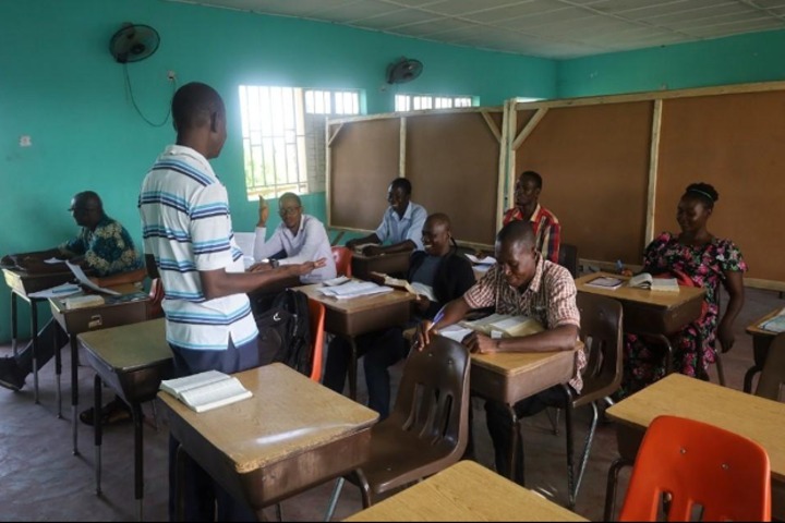 L'enquête du jeudi. Côte d’Ivoire - Cours de vacances à Abidjan (2/2)- Les parents partagés...