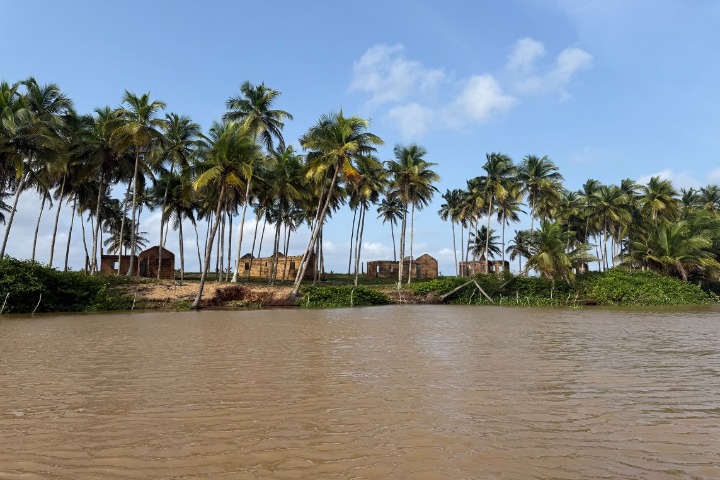Côte d’Ivoire, en longeant la Côtière (2/4). Grand Lahou, ville engloutie