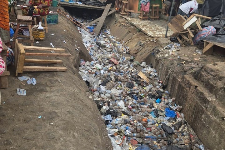 Côte d’Ivoire. Insalubrité : Quand les habitants jettent les ordures dans les caniveaux et les...
