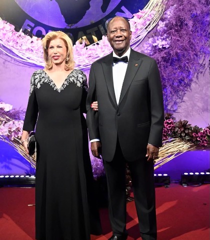  Côte d’Ivoire . Alassane Ouattara félicite Dominique Ouattara après le succès du 10ᵉ Dîner...