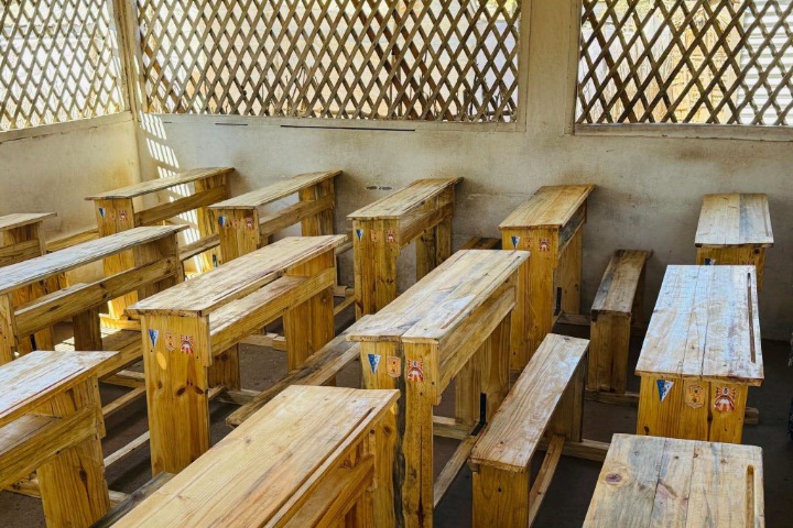 L’enquête du jeudi:Côte d’Ivoire : 75 000 tables-bancs annoncés, des élèves encore assis à...